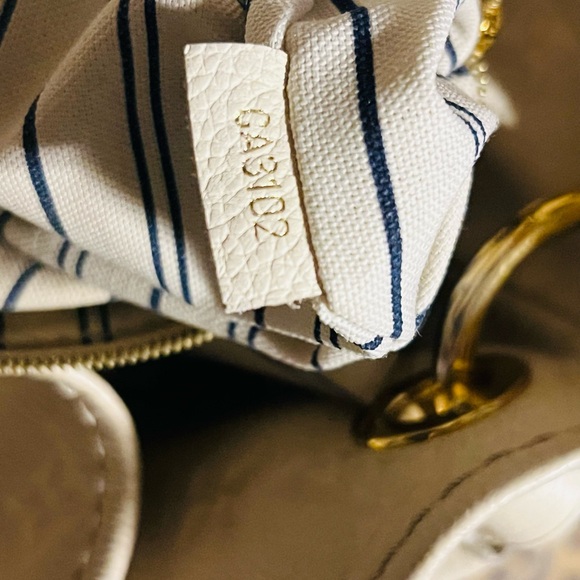 Louis Vuitton Artsy MM in White Monogram Empreinte leather - Picture 9 of 9